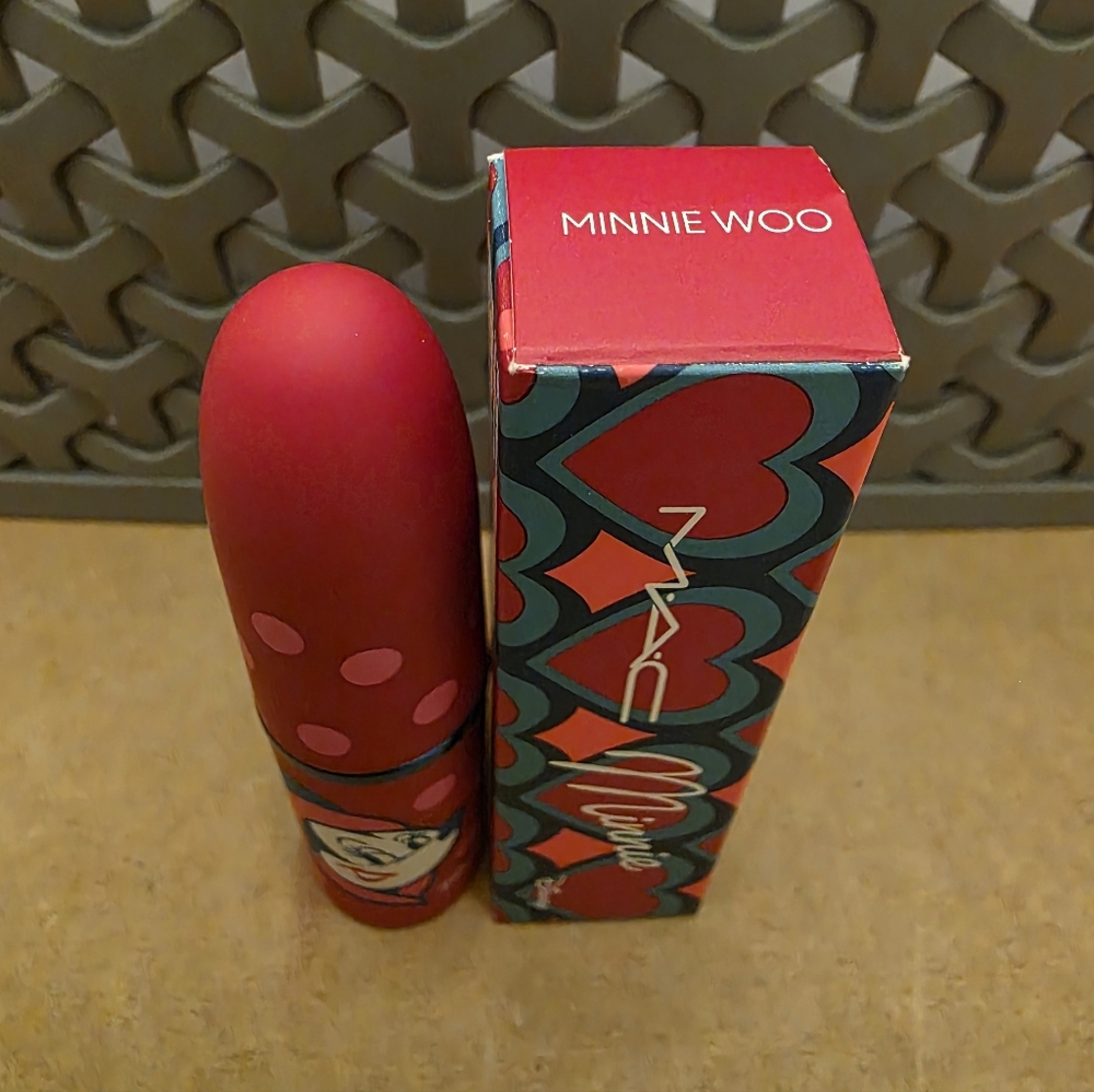 MAC LUSTREGLASS SHEER-SHINE LIPSTICK / M·A·C X DISNEY MINNIE & DAISY Minnie Woo. - Picture 4 of 6